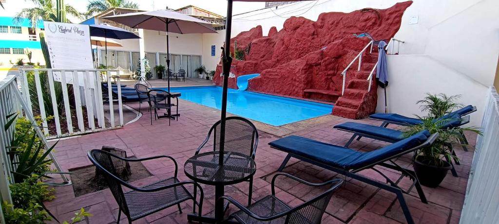 Outdoor pool at Hotel Confort Plaza
